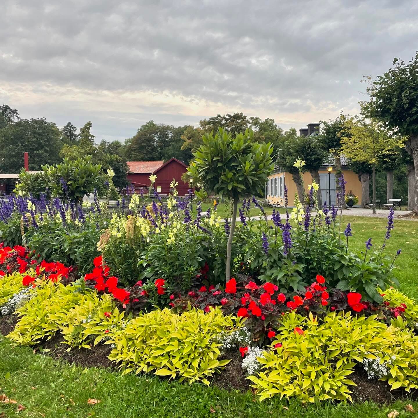 Trädgården vid Nyckelvikens herrgård i sommarblom